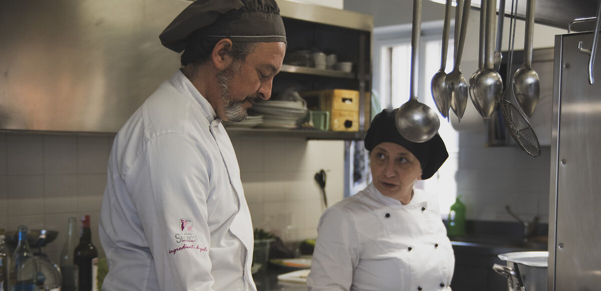 Marco Scanavino al lavoro nella cucina del Santisè