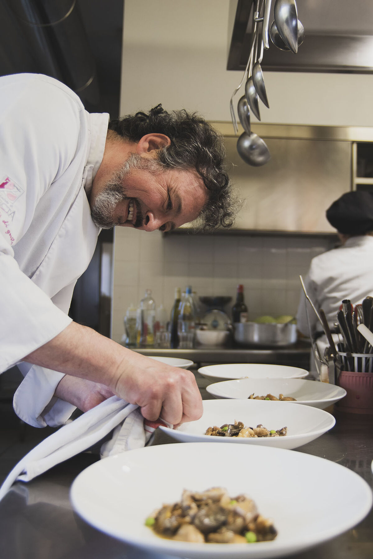 Marco Scanavino impiatta nella cucina del ristorante Santisè
