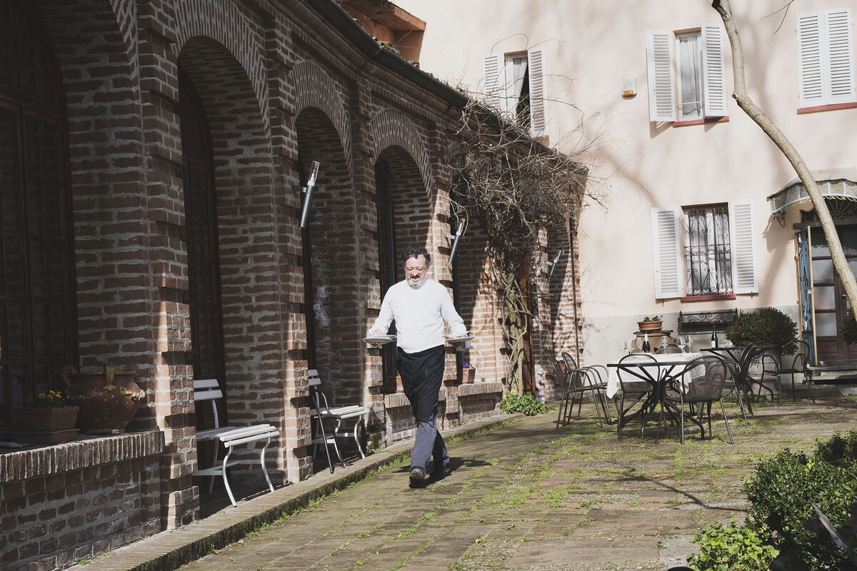 Il cortile e il portico del ristorante Santisè a San Desiderio di Calliano