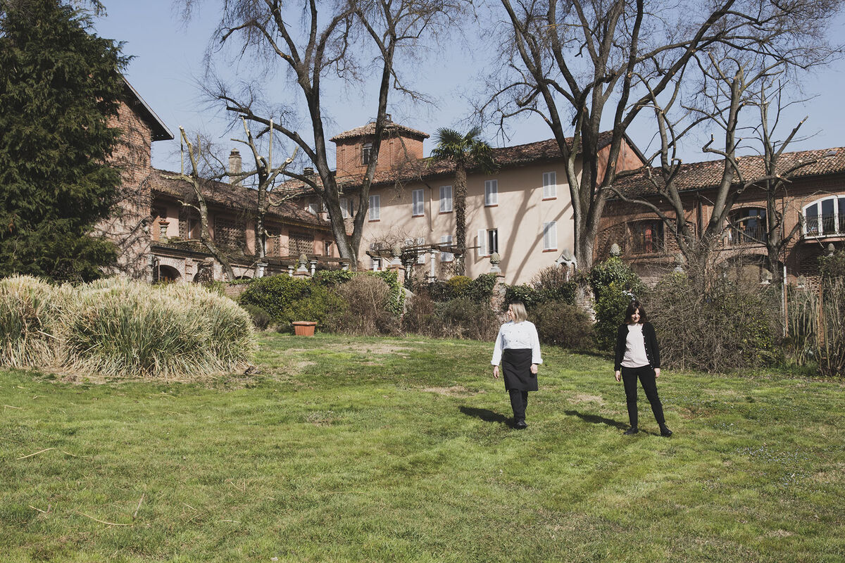 Il giardino del ristorante Santisè nel Monferrato