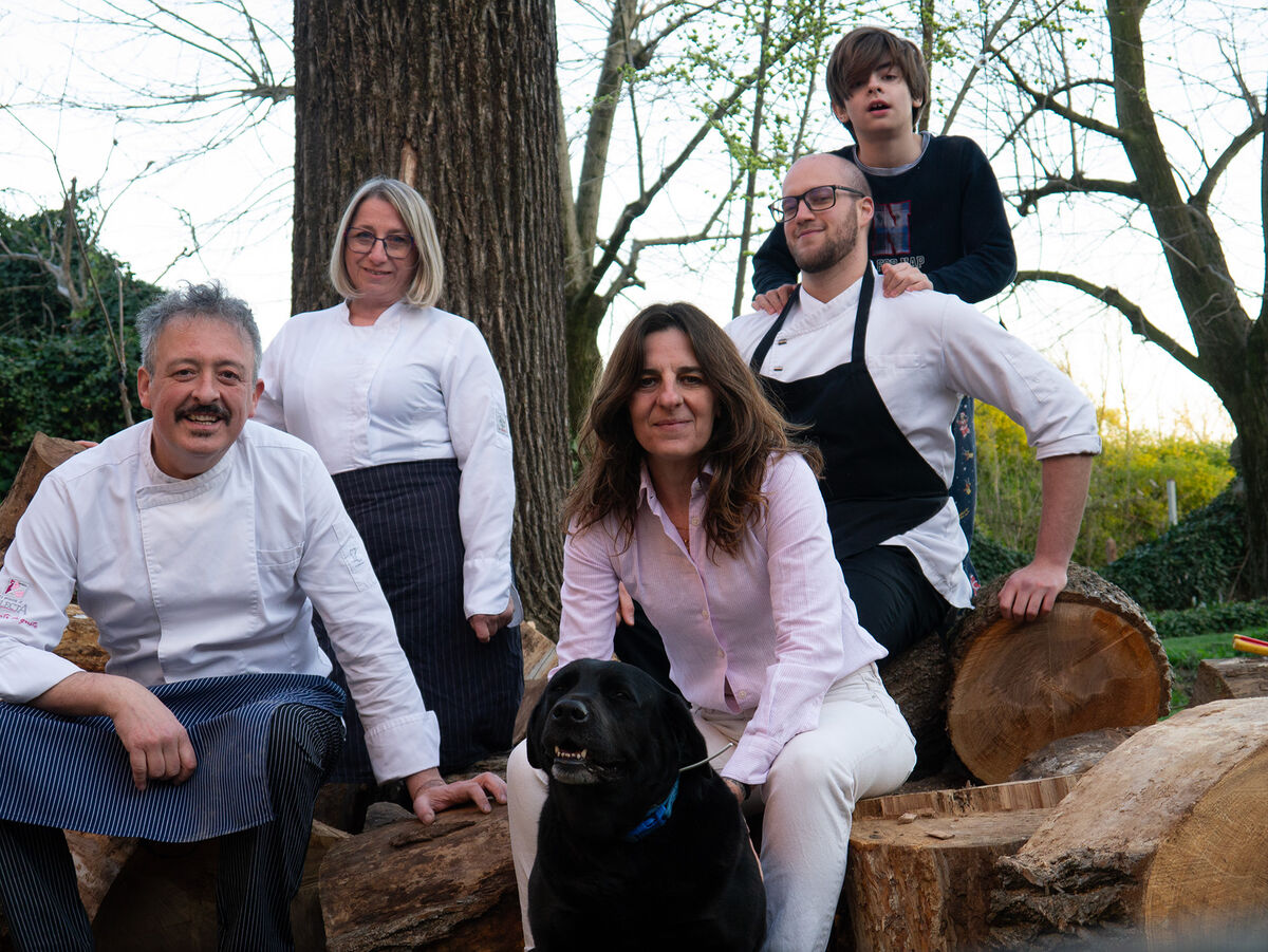La famiglia del ristorante Santisè nel giardino di San Desiderio, Calliano Monferrato