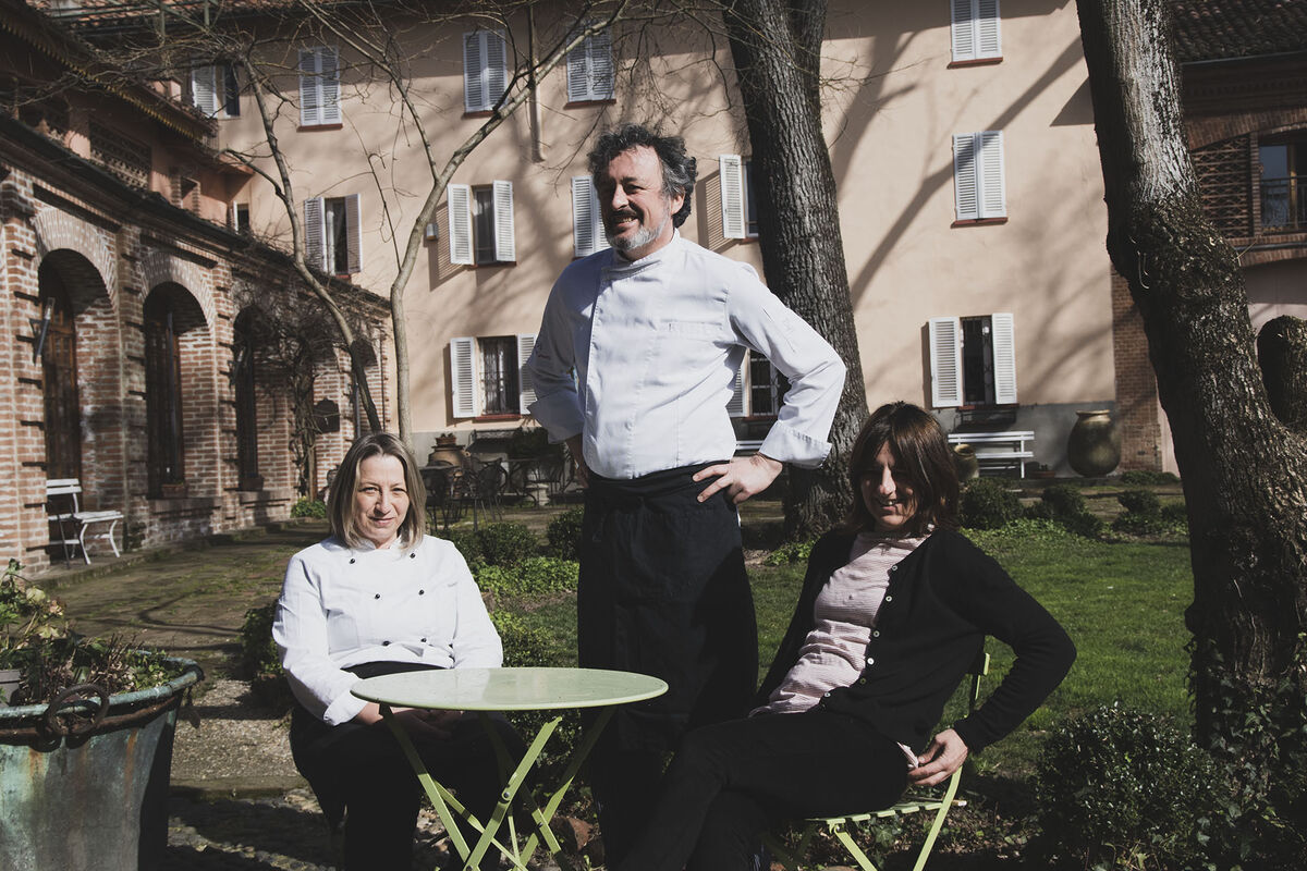 Marco Scanavino e il personale di sala del Santisè in giardino